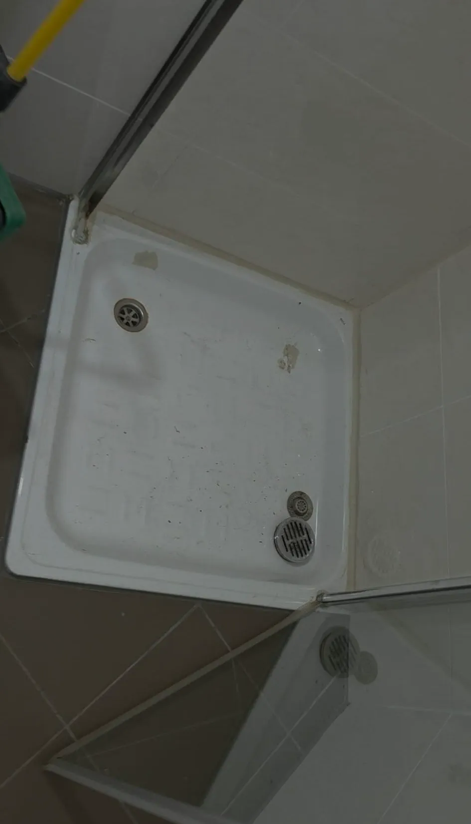 רצפת המקלחת והנקז הישן לפני תחילת העבודה